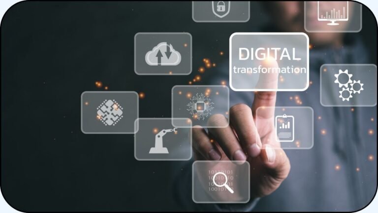 Una persona seleccionando con el dedo una ventana virtual que menciona "digital transformation" - Digitalizacion