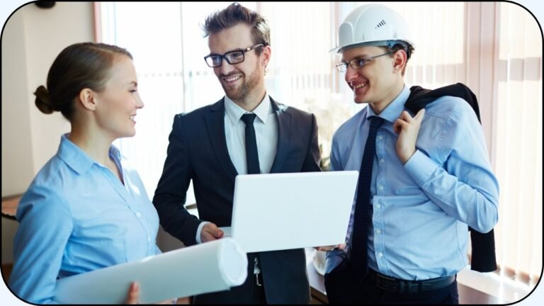 Un grupo de tres profesionistas ingenieros conversando entre ellos - Oportunidades laborales